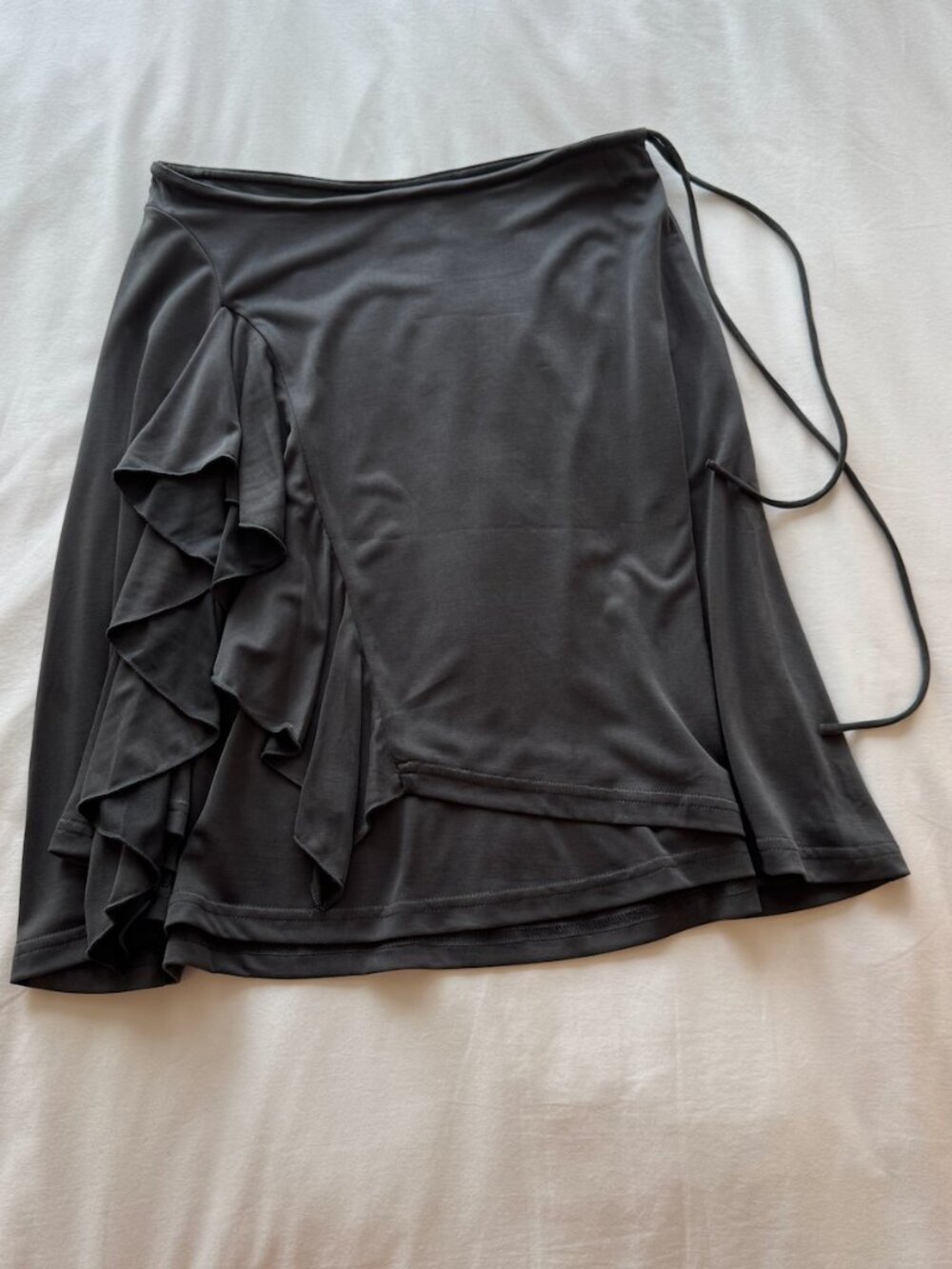 With Jéan jolene skirt- grey ruffle midi skirt with tie waist
